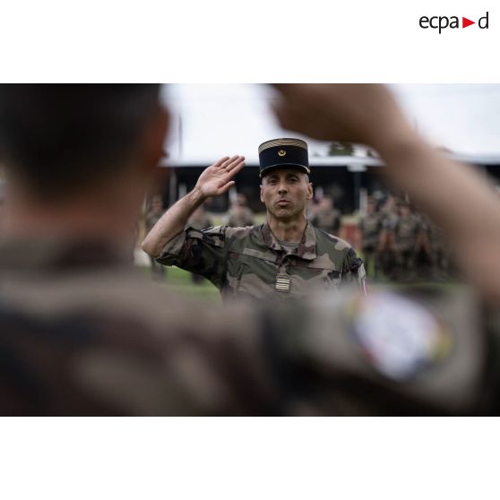 Portrait d'un lieutenant-colonel du 68e régiment d'artillerie d'Afrique (RAA) lors d'une cérémonie à Cincu, en Roumanie.