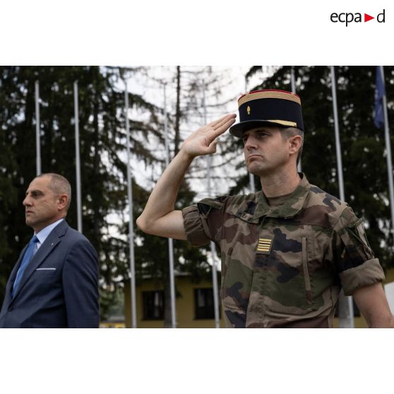 Le colonel Philippe Le Duc du 35e régiment d'infanterie (RI) salue aux côtés du consul de France Ion Ciolacu lors de la sonnerie des hymnes nationaux pour une cérémonie à Cincu, en Roumanie.