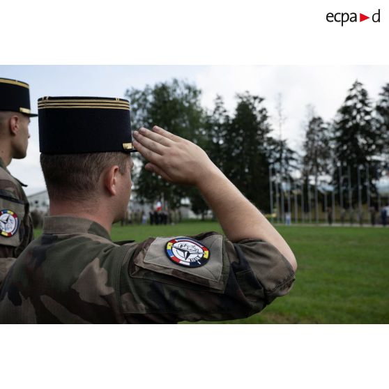 Le colonel Philippe Le Duc du 35e régiment d'infanterie (RI) salue lors de la sonnerie des hymnes nationaux pour une cérémonie à Cincu, en Roumanie.