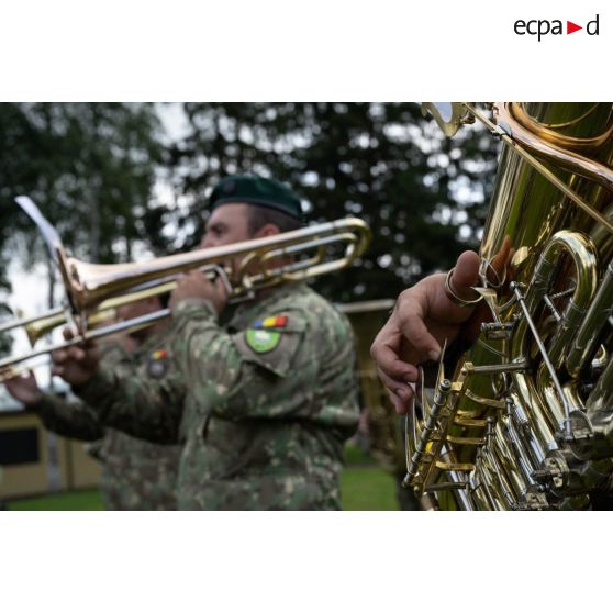 Prestation des cuivres de la musique militaire roumaine pour la sonnerie des hymnes nationaux lors d'une cérémonie à Cincu, en Roumanie.