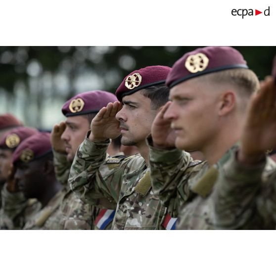 Des parachutistes néerlandais saluent lors de la sonnerie des hymnes nationaux pour une cérémonie à Cincu, en Roumanie.