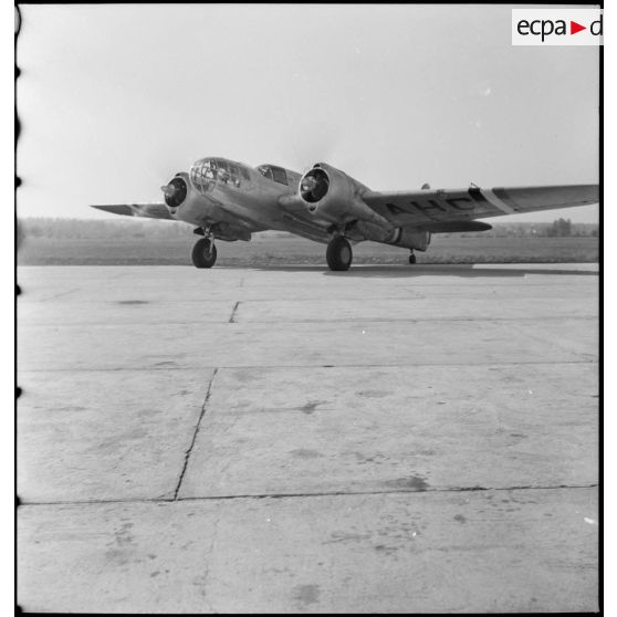 Arrivée du bombardier Glenn Martin "Capitaine Rolland" sur l'aérodrome de Vichy-Rhue.