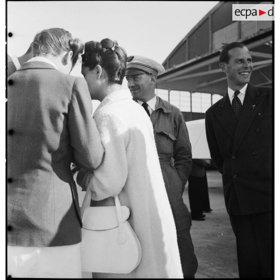 Le commandant de bord du Glenn Martin "Capitaine Rolland" à son retour de mission.