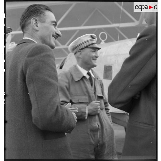 Le commandant de bord du Glenn Martin "Capitaine Rolland" à son retour de mission.