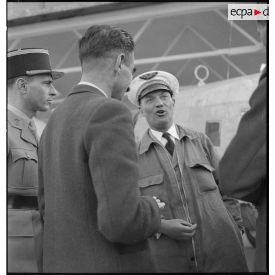 Le commandant de bord du Glenn Martin "Capitaine Rolland" à son retour de mission.