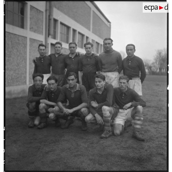 Photographie de l'équipe de football de la base aérienne de Vichy ou de Châteauroux.