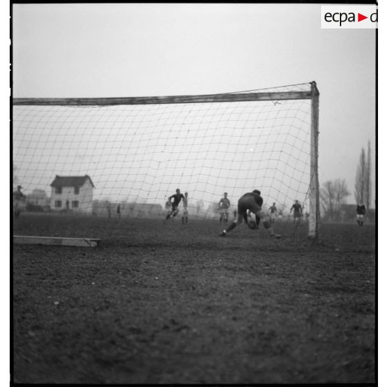 Phase du match de football opposant les équipes des bases aériennes de Vichy et de Châteauroux.