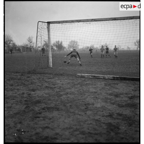 Phase du match de football opposant les équipes des bases aériennes de Vichy et de Châteauroux.