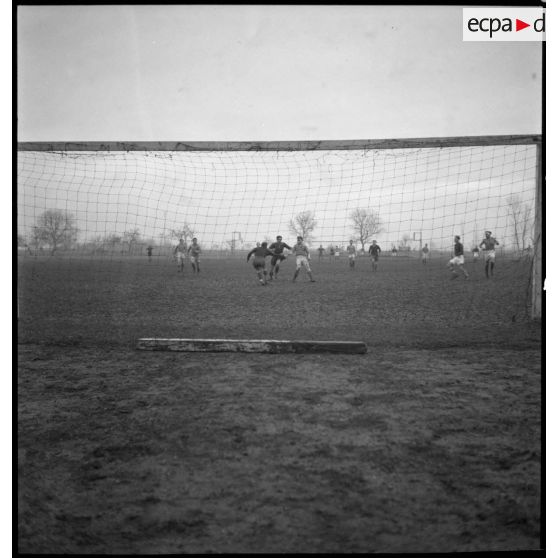 Phase du match de football opposant les équipes des bases aériennes de Vichy et de Châteauroux.