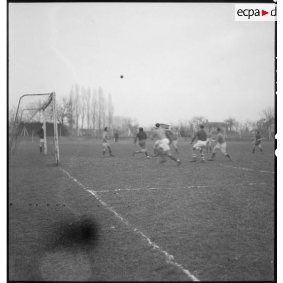 Phase du match de football opposant les équipes des bases aériennes de Vichy et de Châteauroux.