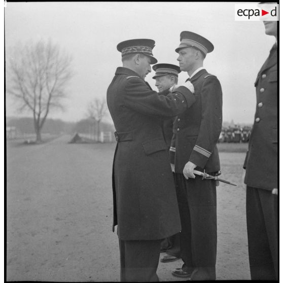 Remise de décorations par le général Romatet sur le terrain de Vichy-Rhue.