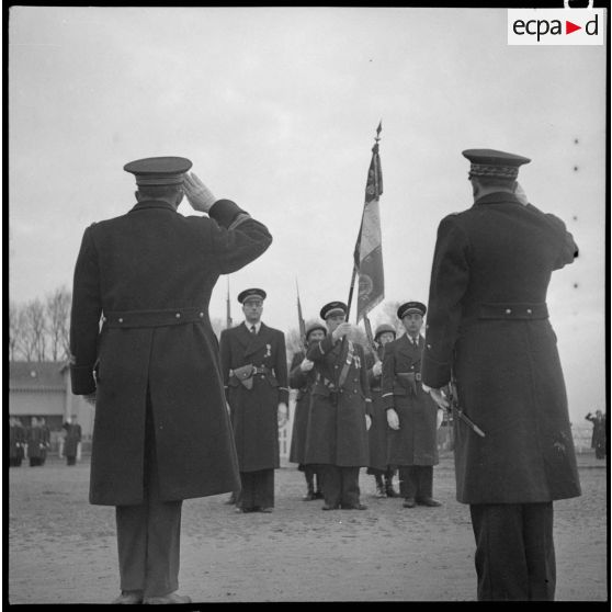 Salut au drapeau par les autorités.