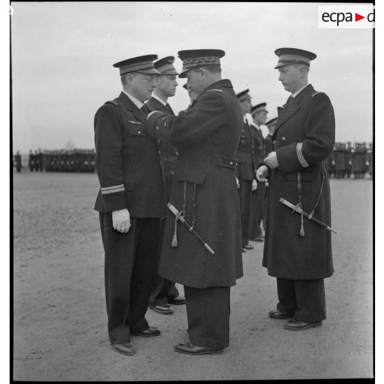 Remise de décorations par le général Romatet sur le terrain de Vichy-Rhue.