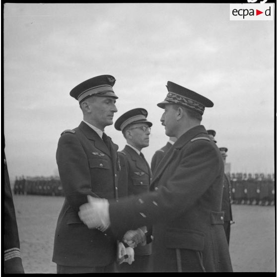 Remise de décorations par le général Romatet sur le terrain de Vichy-Rhue.