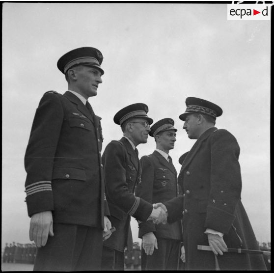 Remise de décorations par le général Romatet sur le terrain de Vichy-Rhue.