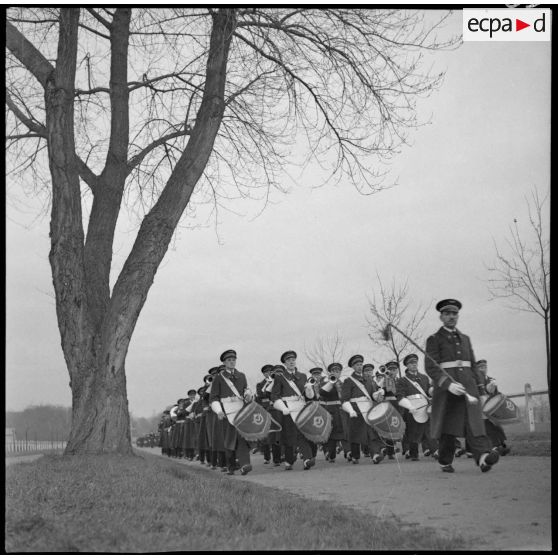 Défilé de la musique de l'air sur le terrain de Vichy-Rhue.