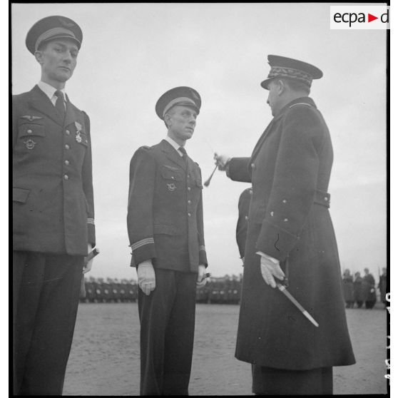 Remise de décorations par le général Romatet sur le terrain de Vichy-Rhue.