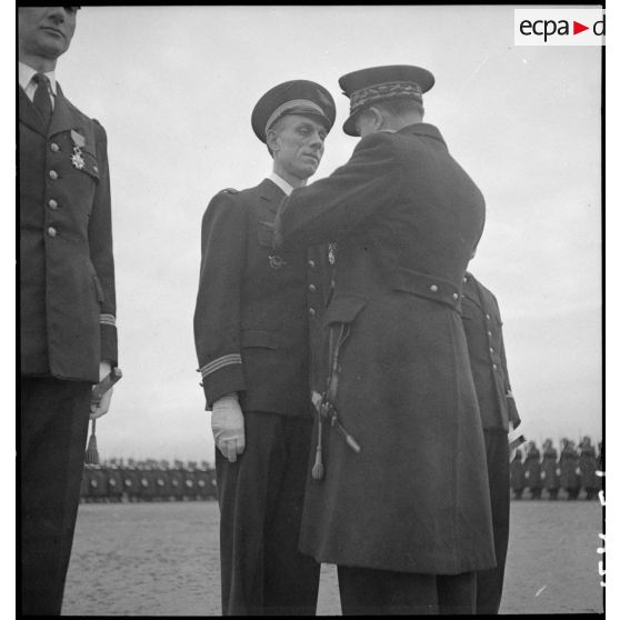 Remise de décorations par le général Romatet sur le terrain de Vichy-Rhue.