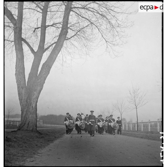 Défilé de la musique de l'air sur le terrain de Vichy-Rhue.