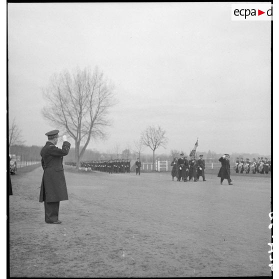 Défilé de troupes à pieds sur le terrain de Vichy-Rhue.