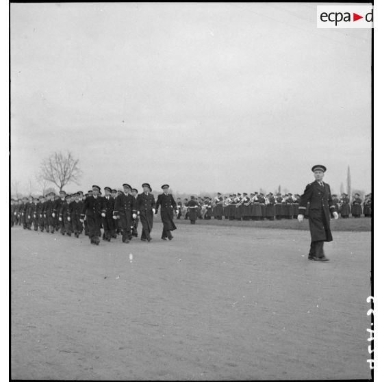 Défilé de troupes à pieds sur le terrain de Vichy-Rhue.