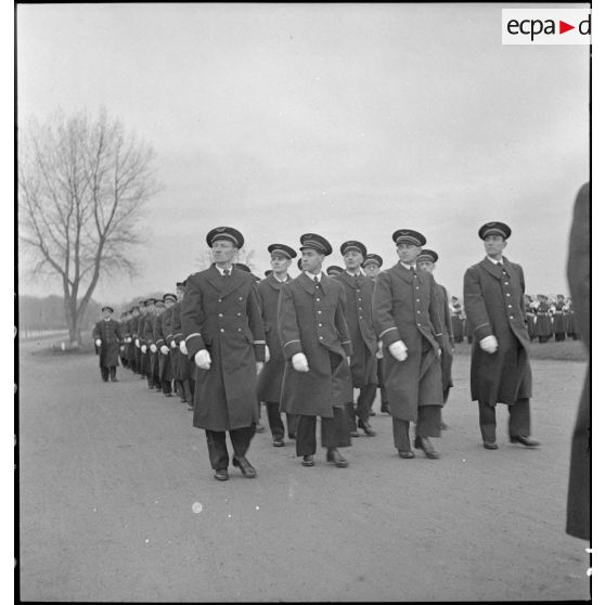 Défilé de troupes à pieds sur le terrain de Vichy-Rhue.