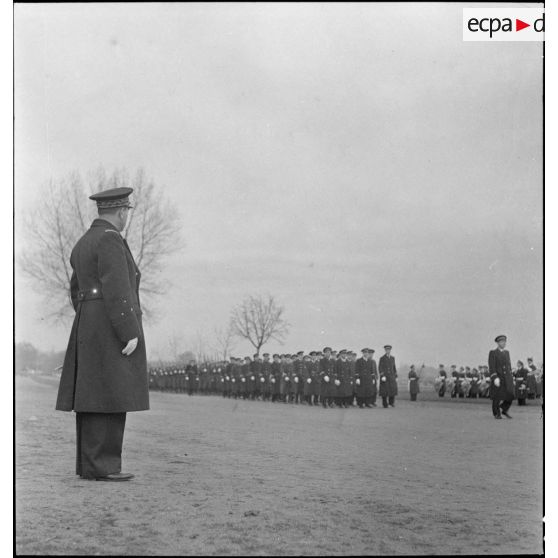 Défilé de troupes à pieds sur le terrain de Vichy-Rhue.