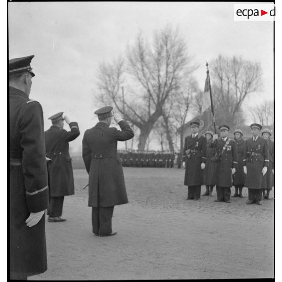 Salut au drapeau par les autorités.