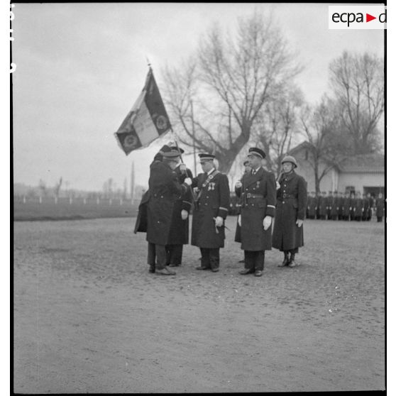 Garde du drapeau de la 21e escadre aérienne d'une unité à une autre.