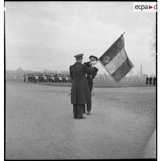 Garde du drapeau de la 21e escadre aérienne d'une unité à une autre.