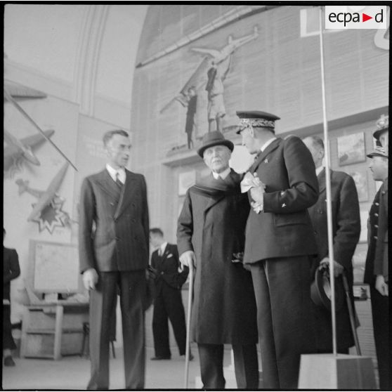 Inauguration de l'exposition dans le cadre de la semaine de l'aviation à Vichy.