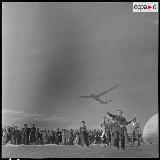 Semaine de l'aviation sur l'hippodrome de Vichy-Bellerive.