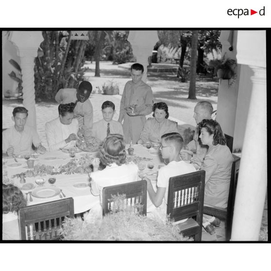 Pendant le déjeuner de la fête aérienne de la jeunesse avec les gagnants de la tombola en compagnie du général Bouscat et de Joséphine Baker.