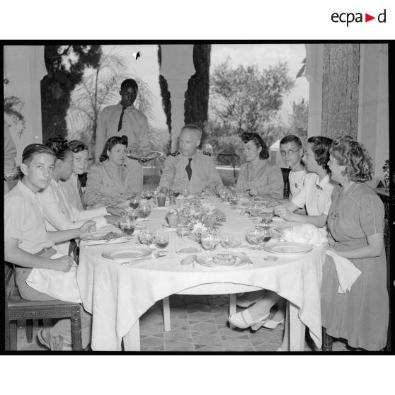 Pendant le déjeuner de la fête aérienne de la jeunesse avec les gagnants de la tombola en compagnie du général Bouscat et de Joséphine Baker.