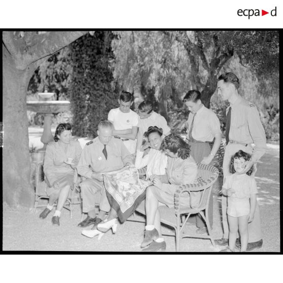 Pendant le déjeuner de la fête aérienne de la jeunesse avec les gagnants de la tombola en compagnie du général Bouscat et de Joséphine Baker.