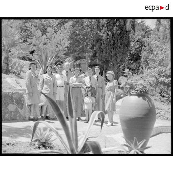 Photographie de groupe au cours de la promenade dans le parc d'Alger.