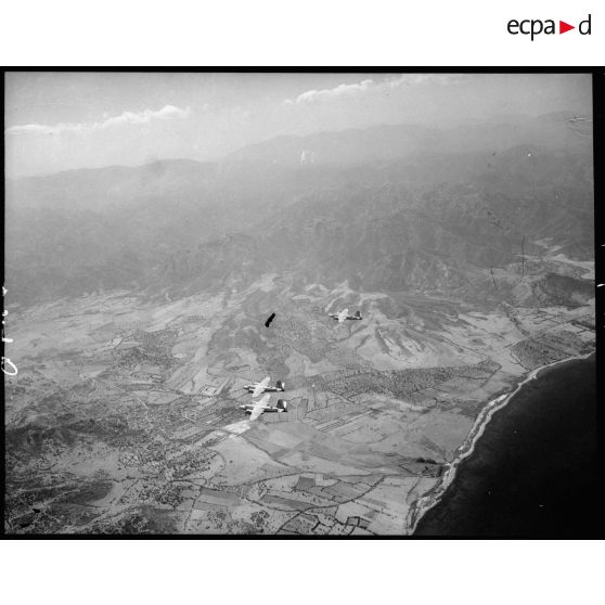 Vue aérienne des bombardiers B-26 Marauder pendant leur mission.