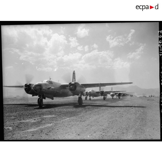 Bombardiers prenant la piste d'envol sur un terrain d'aviation italien.