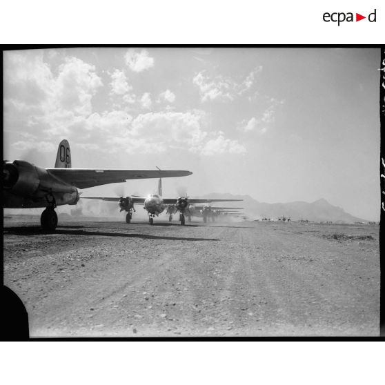 Bombardiers prenant la piste d'envol sur un terrain d'aviation italien.