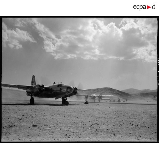 Bombardiers prenant la piste d'envol sur un terrain d'aviation italien.