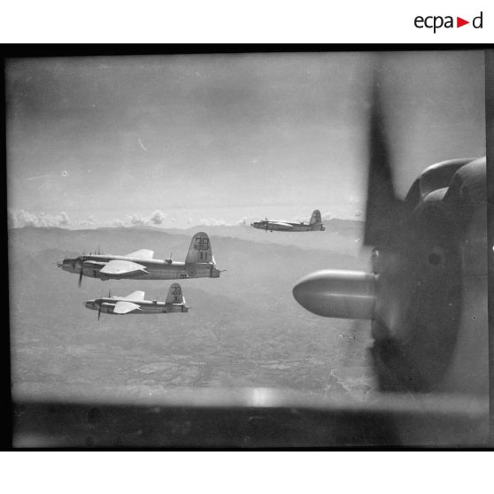 Vue aérienne des bombardiers B-26 Marauder pendant leur mission.