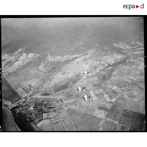 Vue aérienne des bombardiers B-26 Marauder pendant leur mission.