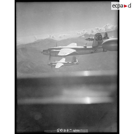 Vue aérienne des bombardiers B-26 Marauder pendant leur mission.