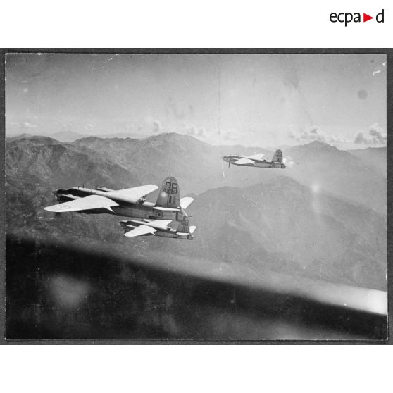 Vue aérienne des bombardiers B-26 Marauder pendant leur mission.