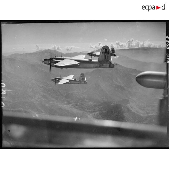 Vue aérienne des bombardiers B-26 Marauder pendant leur mission.