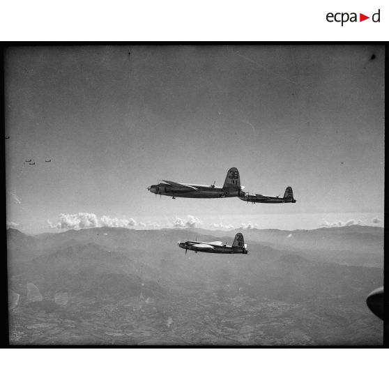 Vue aérienne des bombardiers B-26 Marauder pendant leur mission.