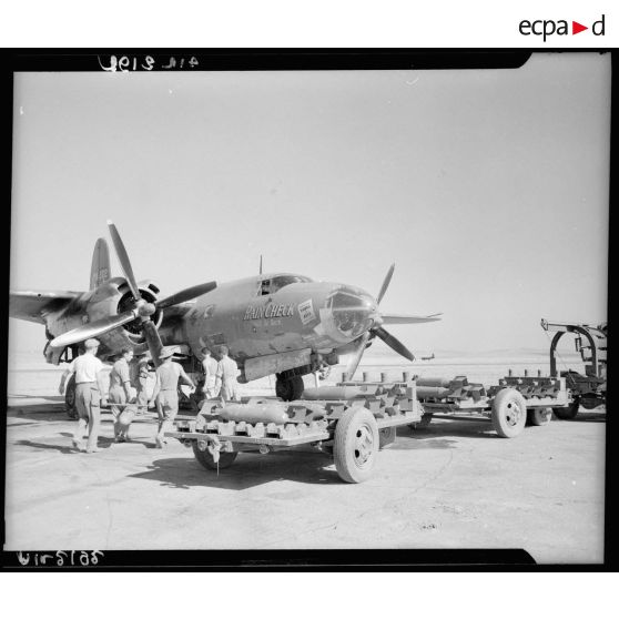 Chargement de bombes sur un B-26 Marauder sur un terrain de Tunisie.