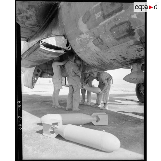 Chargement de bombes sur un B-26 Marauder sur un terrain de Tunisie.