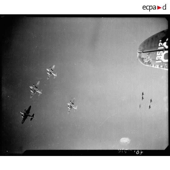 Vol de groupe de bombardiers B-26 Marauder dans le ciel de Tunisie.