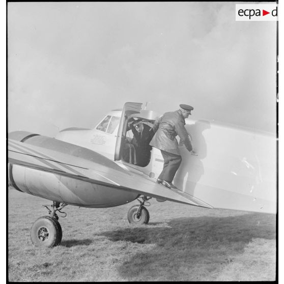 Visite du général de division aérienne Valin, Chef d'état-major de l'armée de l'Air, aux groupes Ile de France, Alsace, Cigognes et Berry  du Wing 145 engagés en Belgique et Hollande.